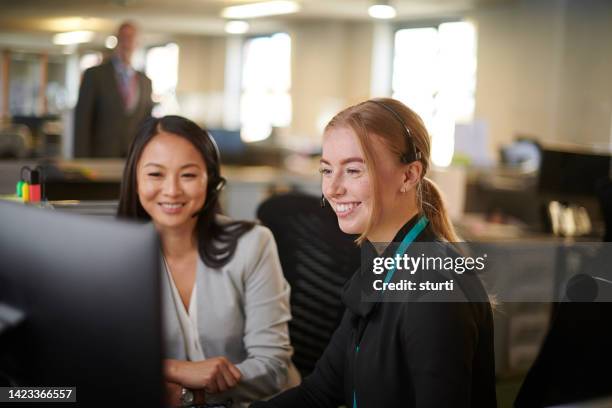 tirocinante laureato con formatore - primo lavoro foto e immagini stock