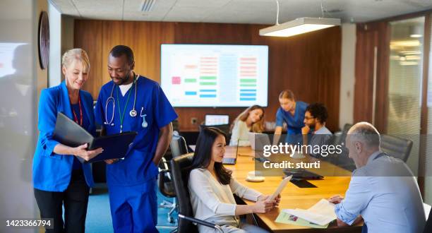 hospital staff meeting - medical office staff meeting stock pictures, royalty-free photos & images