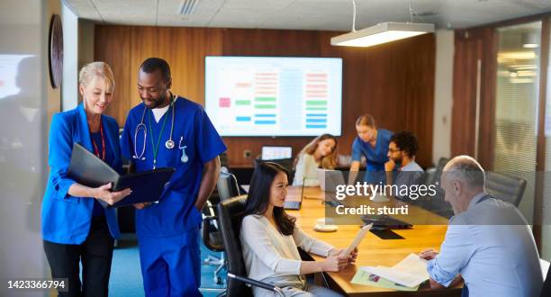 hospital staff meeting - medical leadership stock pictures, royalty-free photos & images