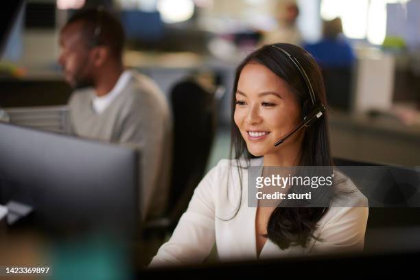 call center worker - serving stockfoto's en -beelden
