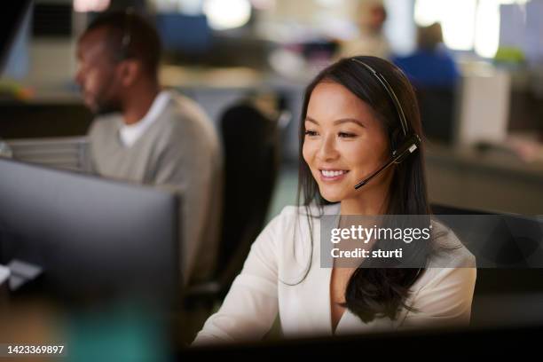 call center worker - headset imagens e fotografias de stock