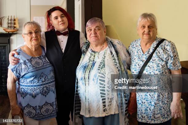 cabelo vermelho futuro noiva retrato da família com mãe, tia e avó antes do casamento lgbtq+. - aunt - fotografias e filmes do acervo