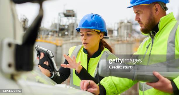 site engineers at petrochemical plant - cais estrutura feita pelo homem imagens e fotografias de stock