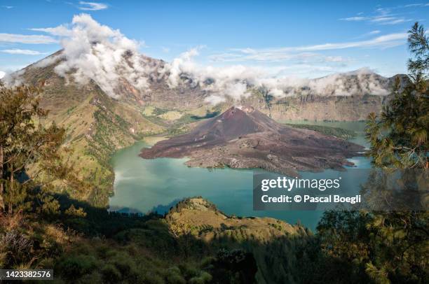 volcano inside the segara anak caldera of mount rinjani, lombok, indonesia - mount rinjani fotografías e imágenes de stock