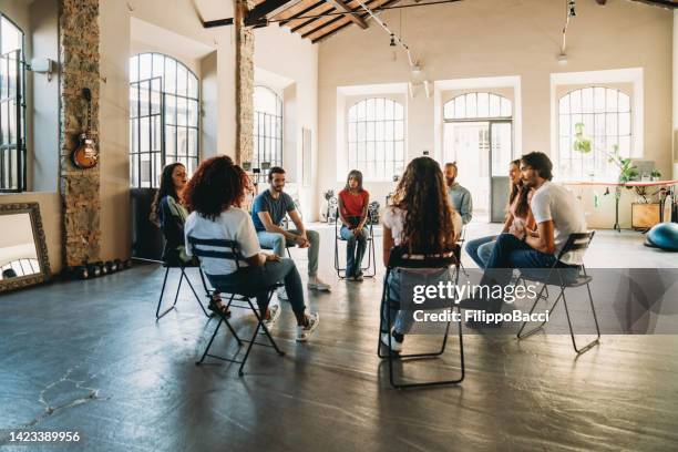 group therapy session with people talking together - alcoholics anonymous 個照片及圖片檔