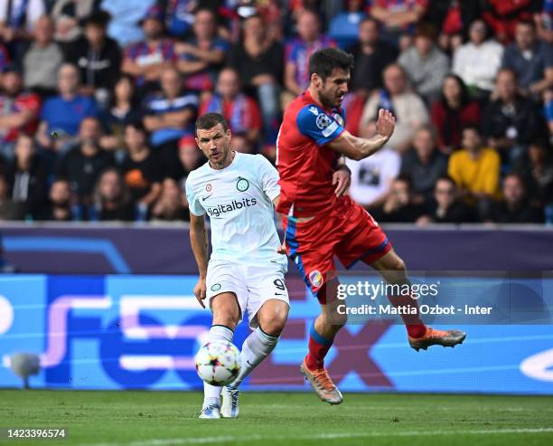 Edin Dzeko of FC Internazionale scores the goal during the UEFA Champions League group C match between Viktoria Plzen and FC Internazionale at Doosan...