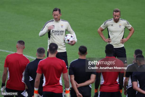 Roger Schmidt Head coach of SL Benfica talks to his players prior to the training session ahead of their UEFA Champions League group H match against...