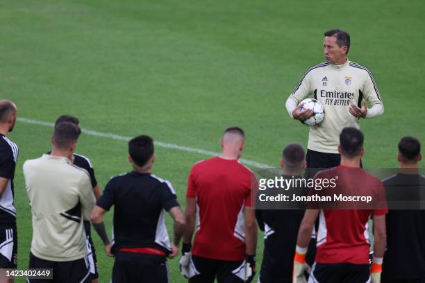 Roger Schmidt Head coach of SL Benfica talks to his players prior to the training session ahead of their UEFA Champions League group H match against...