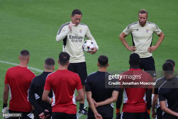 Roger Schmidt Head coach of SL Benfica talks to his players prior to the training session ahead of their UEFA Champions League group H match against...