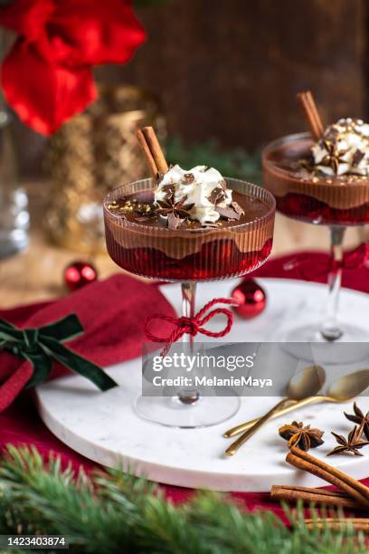 chocolate cream christmas dessert mousse au chocolat com compota de cereja em mesa de madeira festiva com decorações de natal - glace au chocolat - fotografias e filmes do acervo