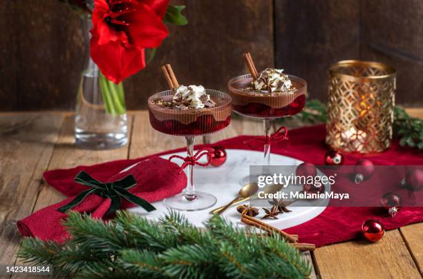 chocolate cream christmas dessert mousse au chocolat com compota de cereja em mesa de madeira festiva com decorações de natal - glace au chocolat - fotografias e filmes do acervo