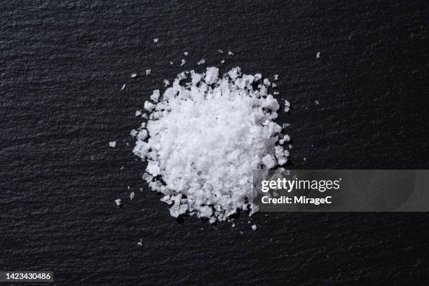 heap of sea salt flakes on black slate - salado fotografías e imágenes de stock