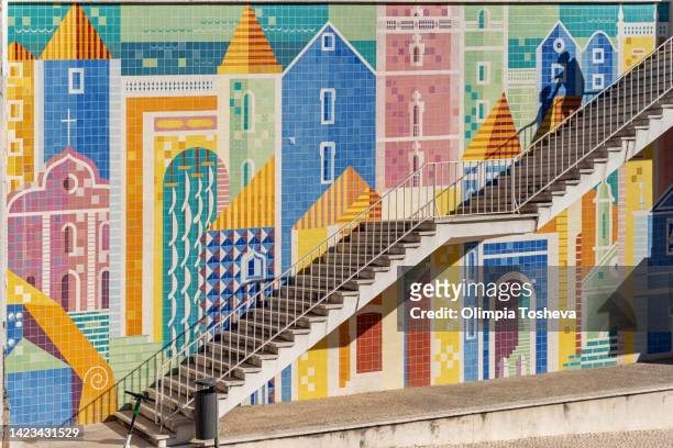 portugal, lisabon streets colorful decorated building with ceramic tiles, typical portuguese culture and art. modern building with authentic historical picture. two shadows walking down the stairs.editorial image - street art 個照片及圖片檔