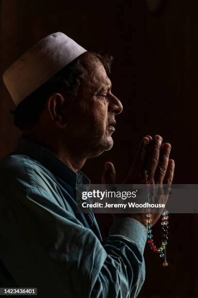 man praying at the wazir khan mosque - lahore bildbanksfoton och bilder