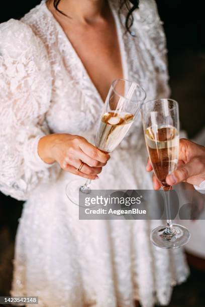 los novios celebran su matrimonio con champán - wedding decoration fotografías e imágenes de stock