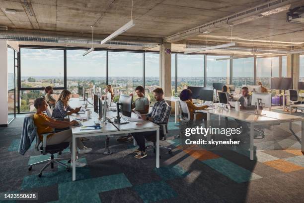 programmeurs informatiques multitâches travaillant dans un bureau moderne. - bureaux photos et images de collection