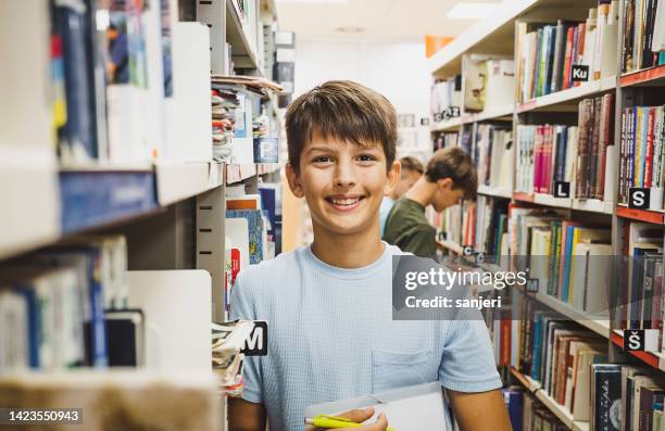 kids visiting the library - public library stock pictures, royalty-free photos & images