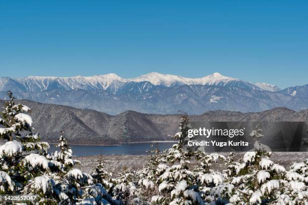snowy mountains over a lake in winter - montanhas de akaishi imagens e fotografias de stock