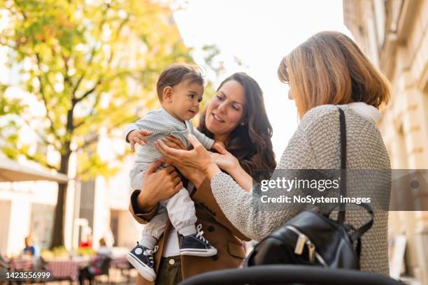 profiter de la promenade avec la fille et le petit-fils - femme poussette rue photos et images de collection