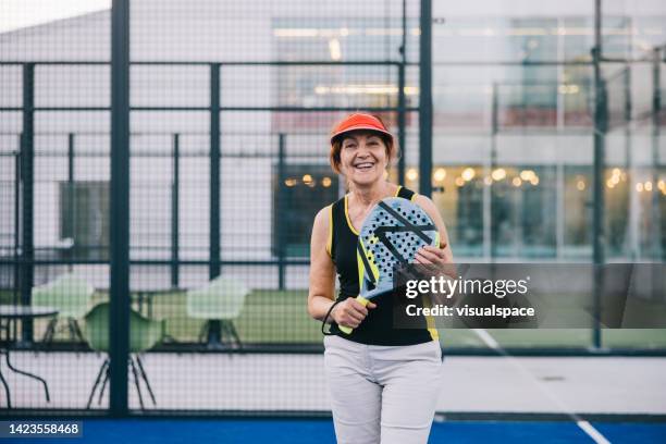 joueur de paddle-tennis senior positif - paddle tennis photos et images de collection