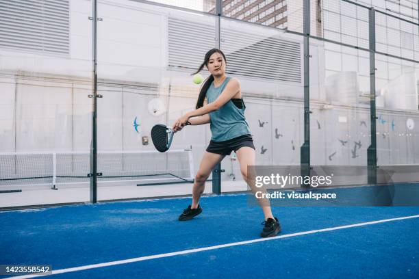 giovane donna che gioca a paddle tennis - paddle tennis foto e immagini stock