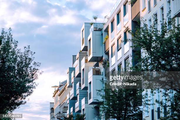 moderni condomini in una zona residenziale verde a berlino, germania - townhouse foto e immagini stock