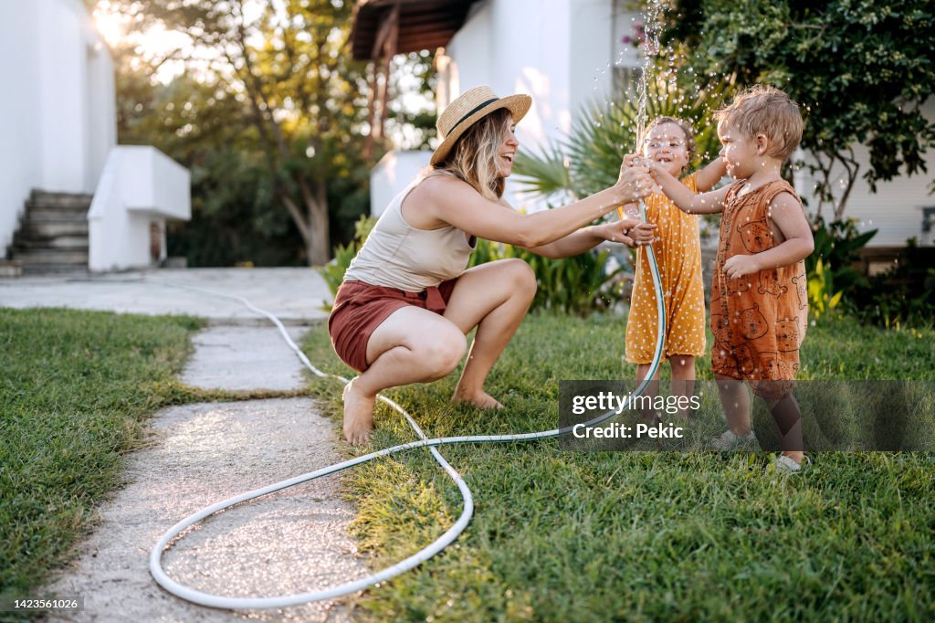 Lustige Zeiten mit Mutter in einem Hinterhof
