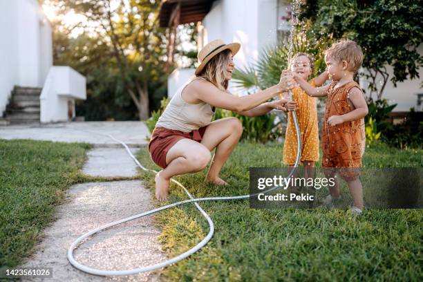 momentos divertidos con la madre en un patio trasero - jardinería fotografías e imágenes de stock
