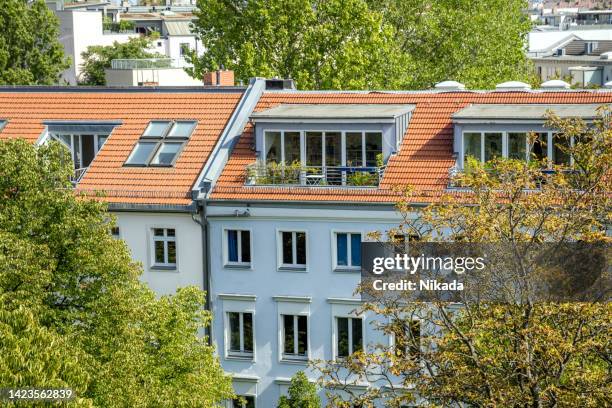 luftaufnahme von mehrfamilienhäusern in berlin, deutschland - mehrfamilienhaus stock-fotos und bilder