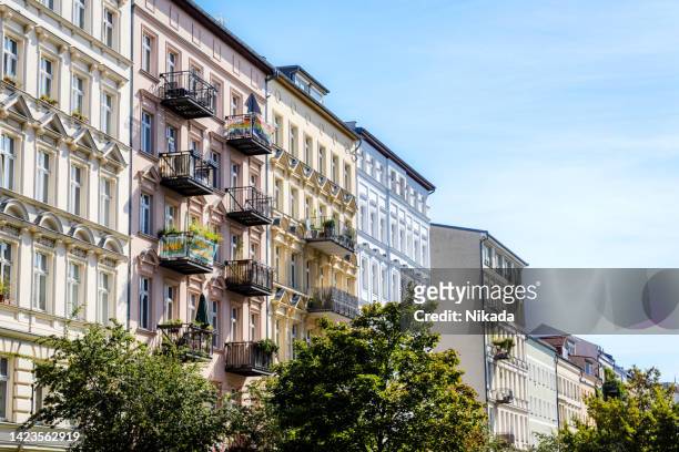 mehrfamilienhaus in berlin, deutschland - berlin prenzlauer berg stock-fotos und bilder