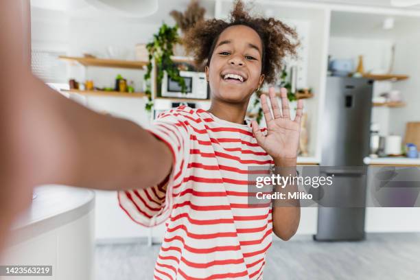 adolescente posando para câmera de celular em casa - gesticulando - fotografias e filmes do acervo