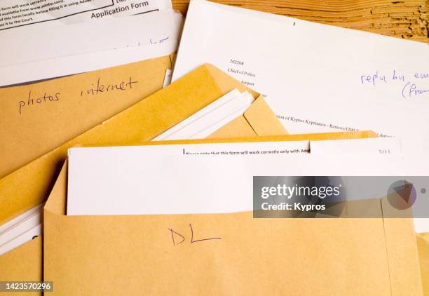 printed letters and envelopes - manila envelope on desk stock pictures, royalty-free photos & images