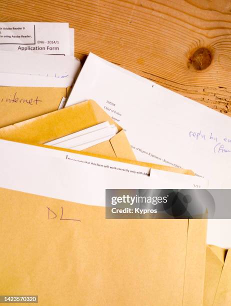 printed letters and envelopes - manila envelope on desk stock pictures, royalty-free photos & images