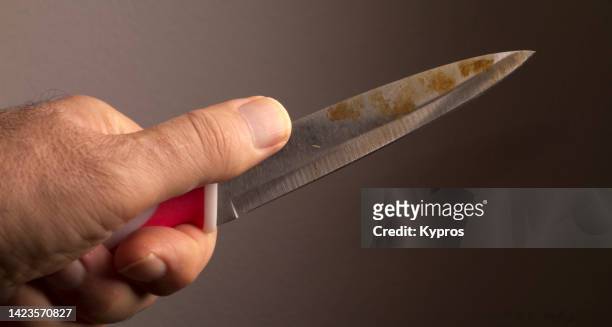 knife in male hand - messencriminaliteit stockfoto's en -beelden