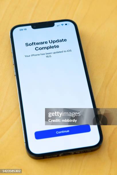 mise à jour d’ios 16.0 sur le téléphone intelligent apple iphone 13 pro max - nombre 16 photos et images de collection