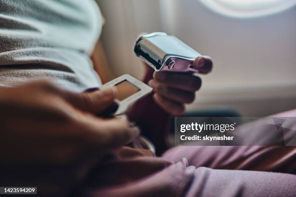 ¡abrocharse el cinturón de seguridad en un avión! - abrochar fotografías e imágenes de stock