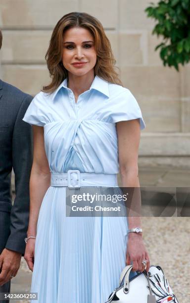 Queen Rania of Jordan poses as she arrives at the Elysee Presidential Palace prior to a lunch with French President Emmanuel Macron and his wife...