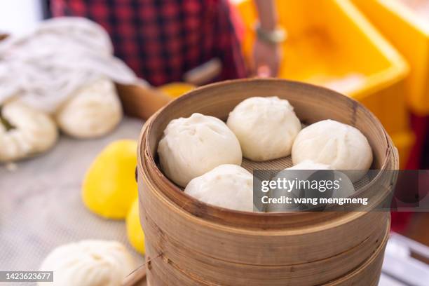 traditional chinese breakfast - xiao long bao - 健康的生活方式 - fotografias e filmes do acervo