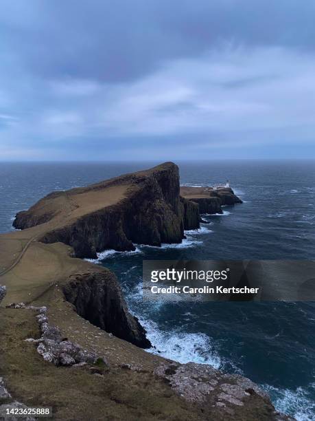 scottish coastal cliffs and lighthouse on a stormy day | isle of skye, scotland - costa rochosa - fotografias e filmes do acervo