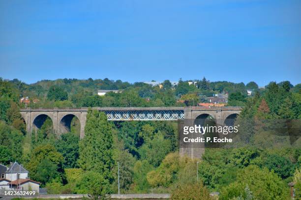 parthenay, railway viaduct on the river le thouet. - deux sevres - fotografias e filmes do acervo