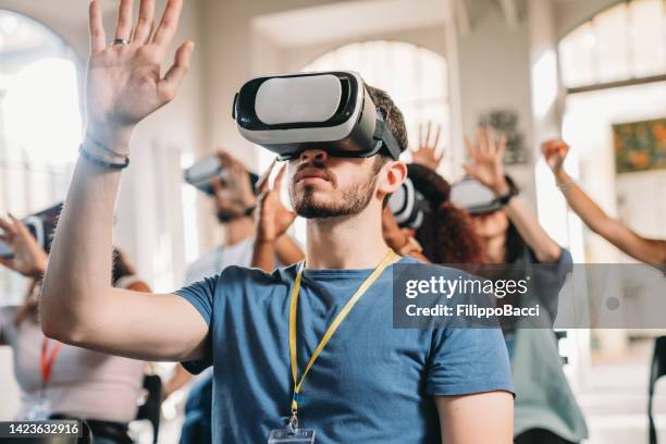 people wearing virtual reality vr goggles during a conference - virtual reality simulator presentation stockfoto's en -beelden