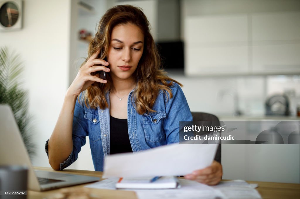 Frau, die sich am Telefon beschwert