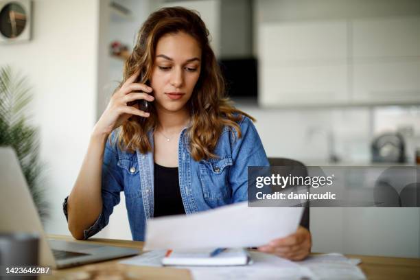 frau, die sich am telefon beschwert - customer service documents stock-fotos und bilder