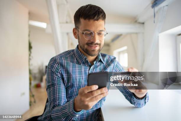 compras en línea - money transfer fotografías e imágenes de stock