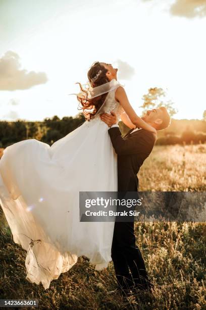 novia y novio, pareja enamorada, boda y matrimonio, recién casados - newlywed fotografías e imágenes de stock