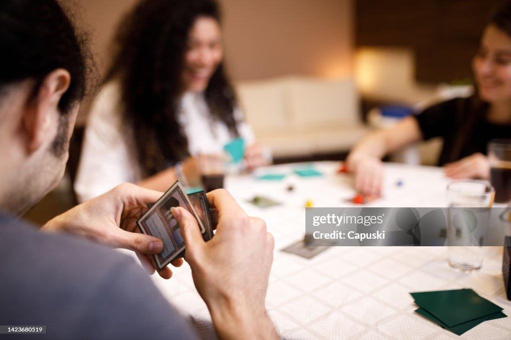 Grupo de amigos se divertindo enquanto jogava rpg