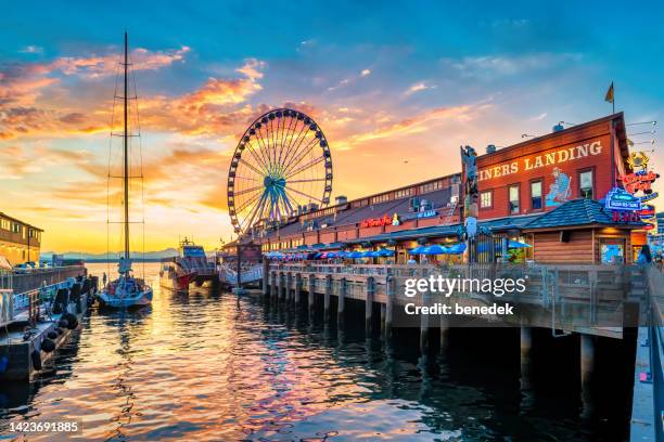 downtown seattle waterfront great wheel sonnenuntergang - seattle stock-fotos und bilder