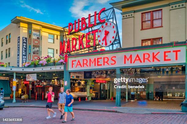 seattle pike place market street - pike place market sign stockfoto's en -beelden