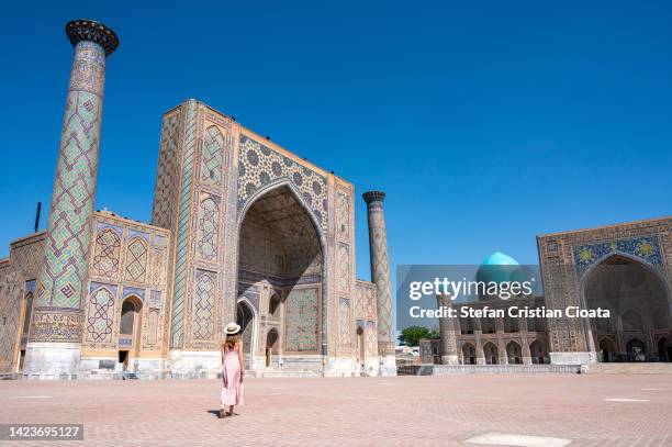 ulugh beg madrasah on registan square - samarkand, uzbekistan - moskee toerisme stockfoto's en -beelden