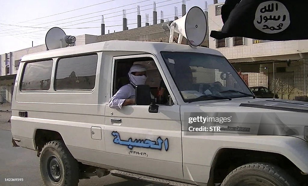 Suspected Al-Qaeda militants drive throu